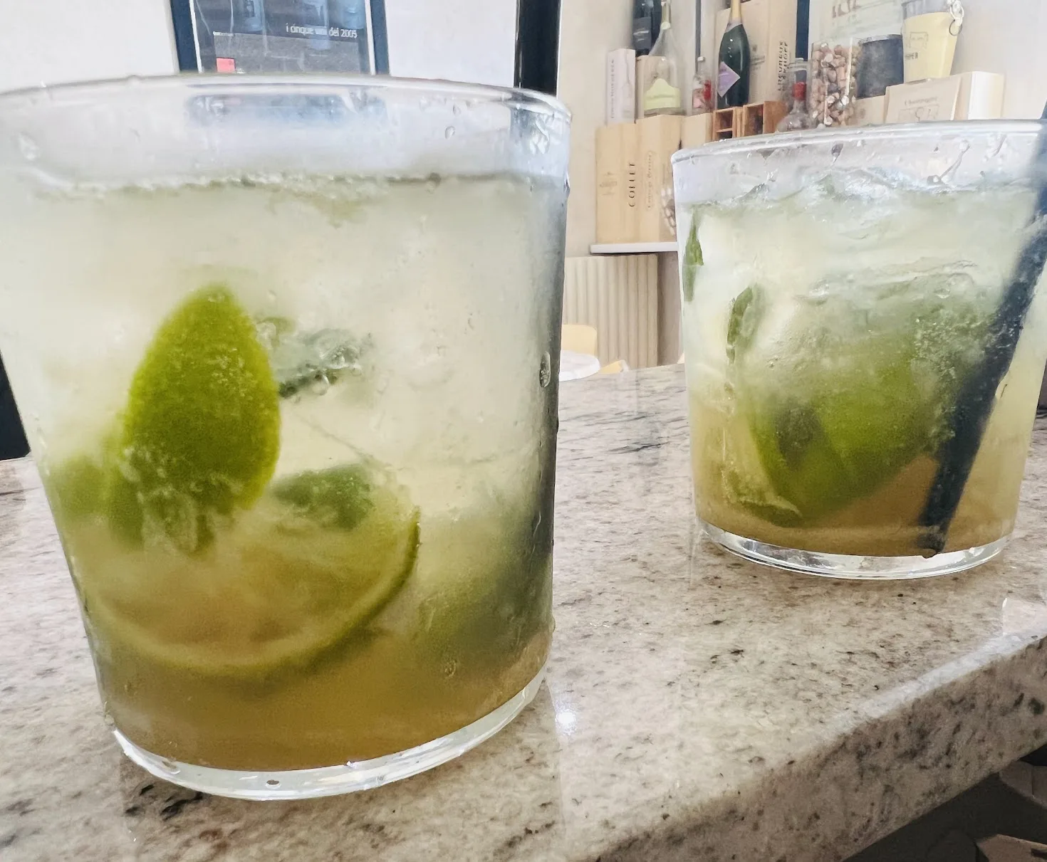 Due mojito con lime e menta sul bancone del bar dell’hotel